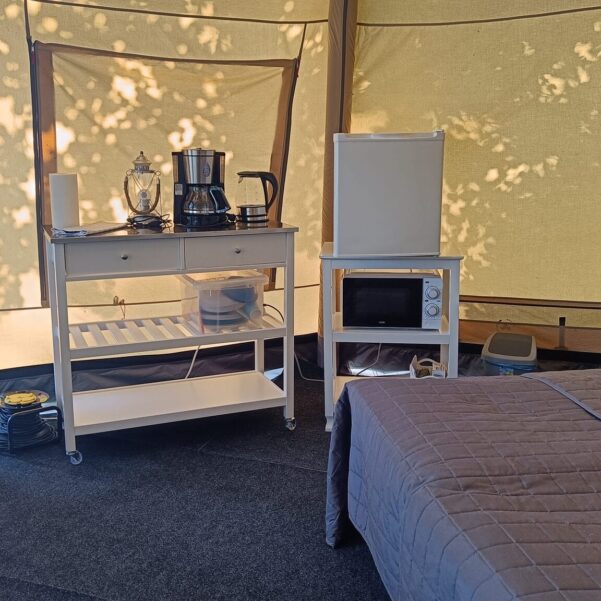 Glamping-2023-keittiopuoli-ja-sangyt.jpg