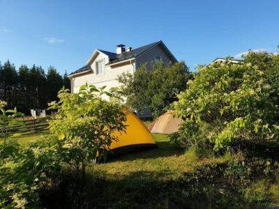 Telttapaikka Nestorinrannan päärakennuksella