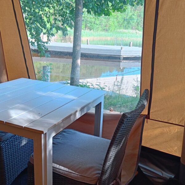 glamping-poyta-ja-tuolit.jpg